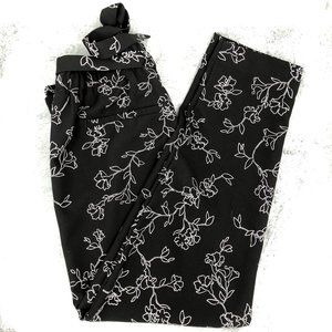 Reitmans | Tie Front B&W Floral Ankle Pants (s 8)